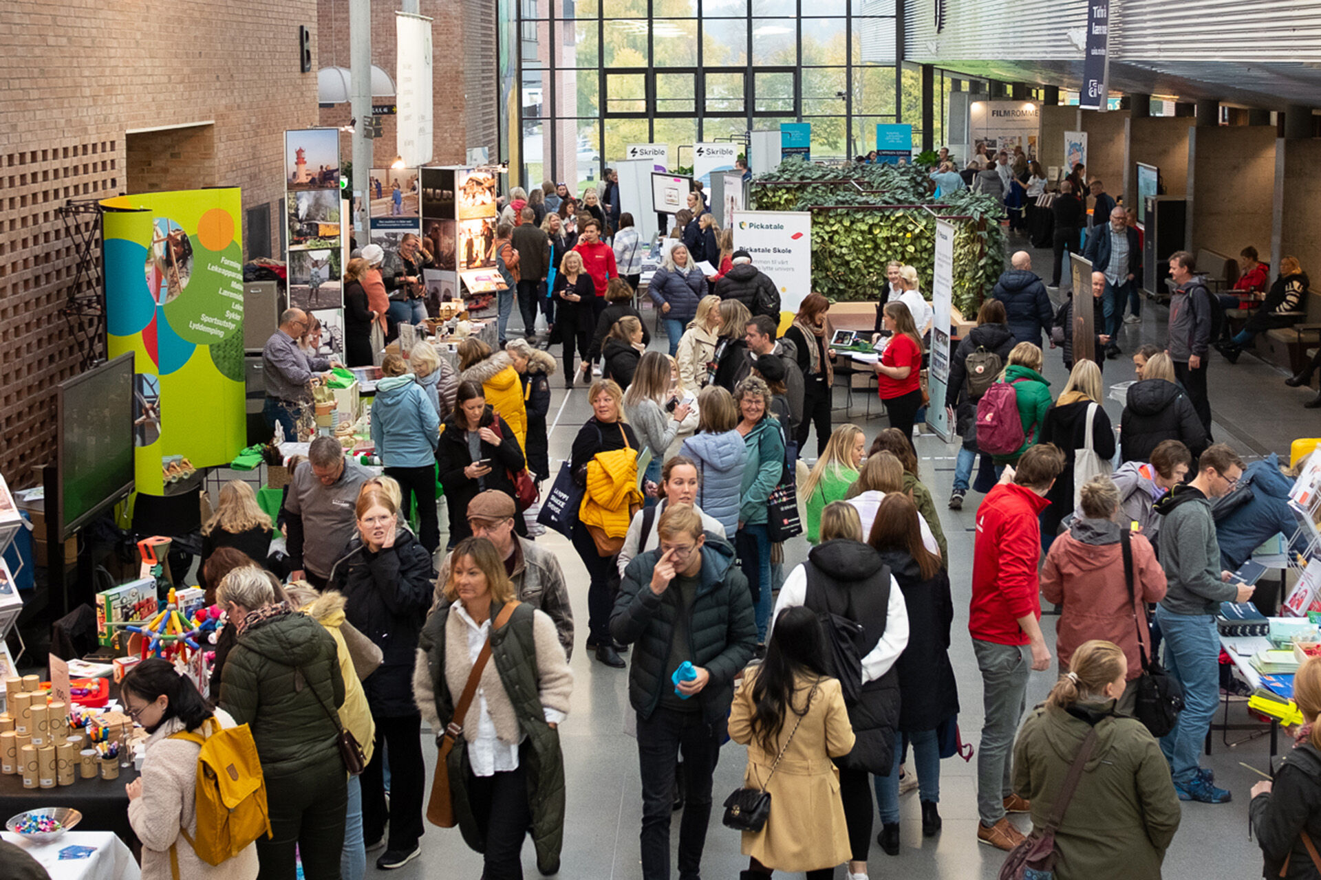 Folkemengde i Vrimlehallen, stands, roll-ups