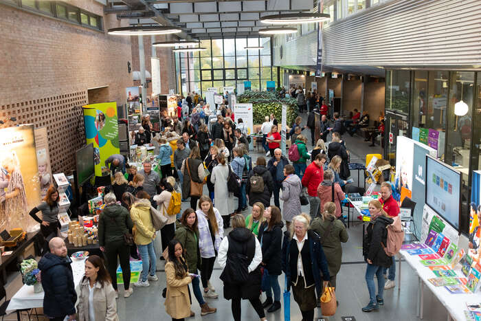 Deltakarar i vrimleområdet på Campus Kristiansand besøker utstillingsstands under Sørlandsk lærarstemne.
