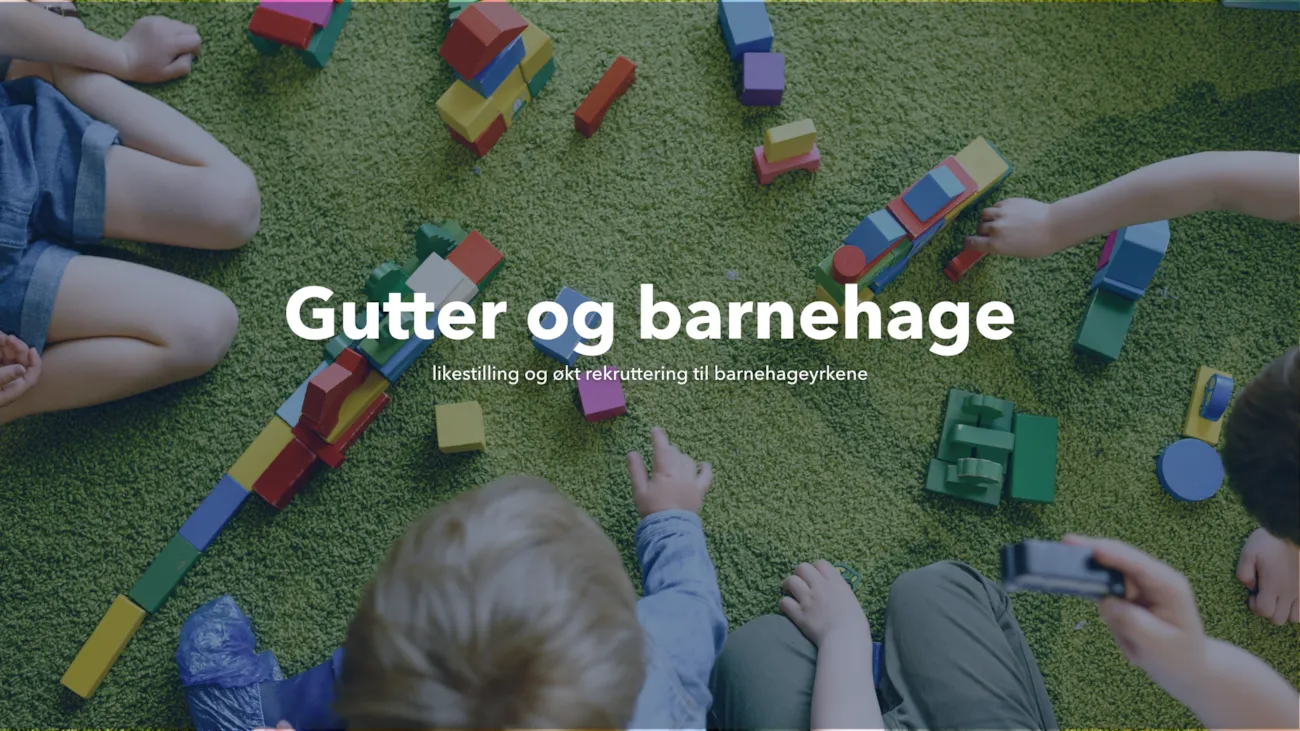 Bilde av barn ovenfra som leker med klosser. Teksten "Gutter og barnehage likestilling og ølkt rekruttering til barnehageyrkene" ligger over.