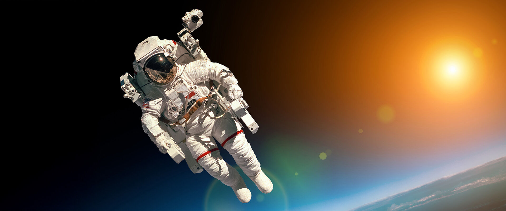 Bildet viser en astronaut i verdensrommet. Sola i bakgrunnen og jordskorpa under