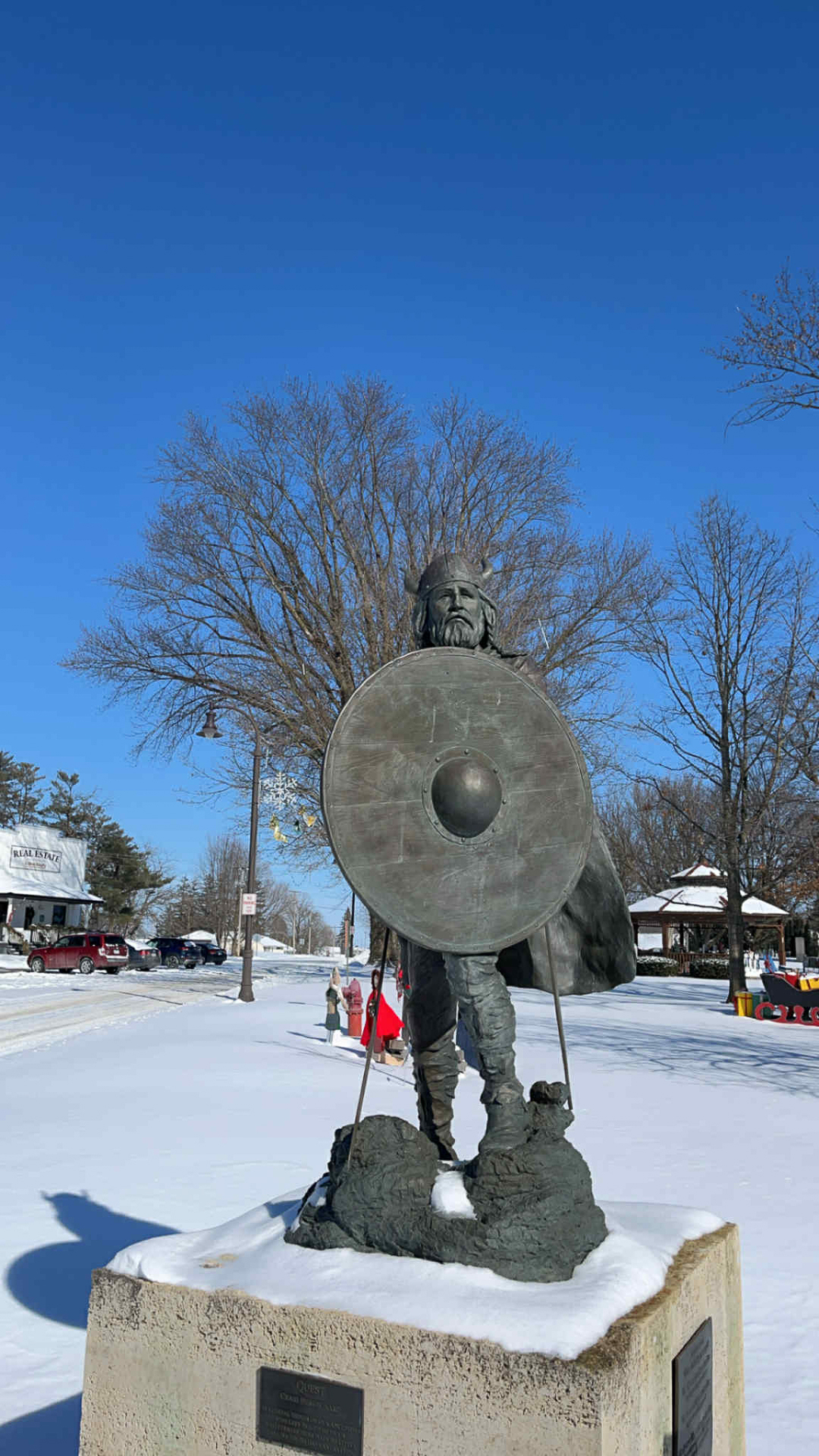 Bildet kan inneholde: skulptur, statue, skjold, monument, minnesmerke.