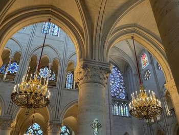 Bildet kan inneholde: buen, arkitektur, religiøst institutt, glass, tak.