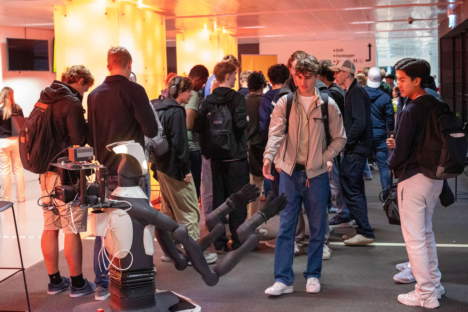 Studenter betrakter robot