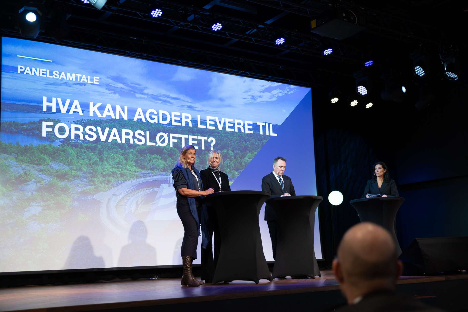 Panelsamtale med Gøril Hannås, Lene Merethe Liodden og Tore O. Sandvik, med møteleiaren til høgre.