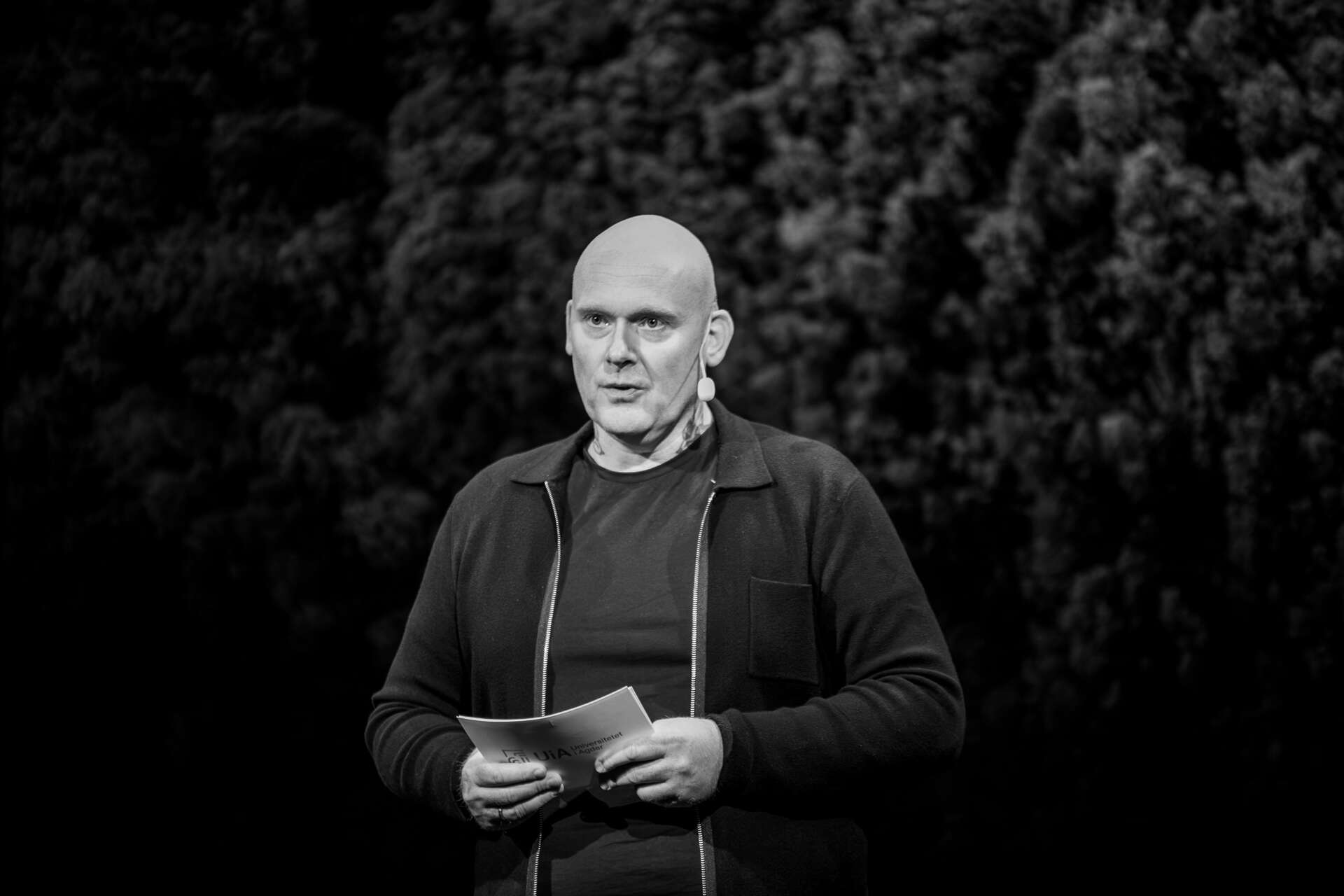 Kay Arne står på scenen med mikrofon og manus under Forsker Grand Prix.
