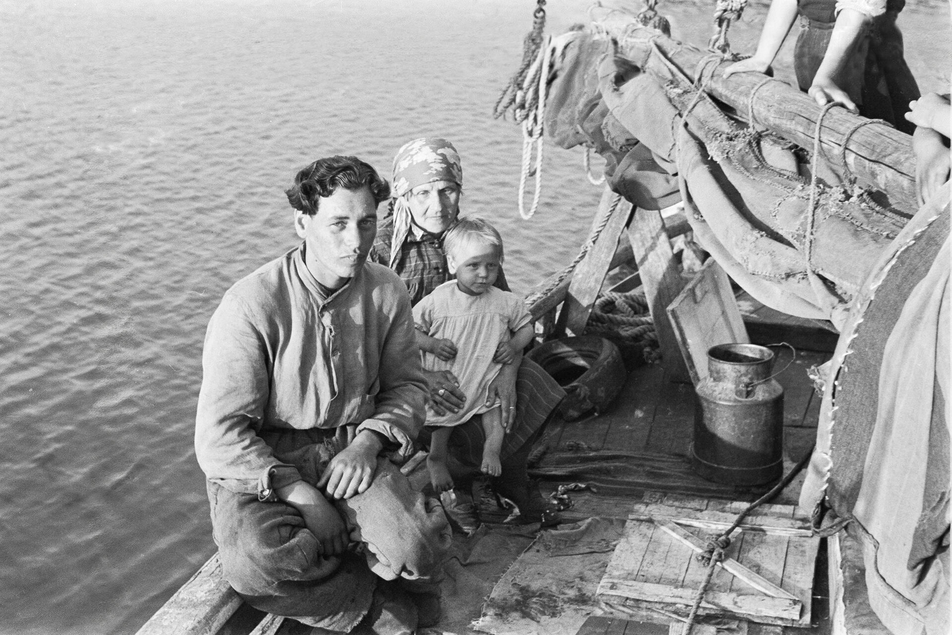 Flere historiske foto, familie i båt