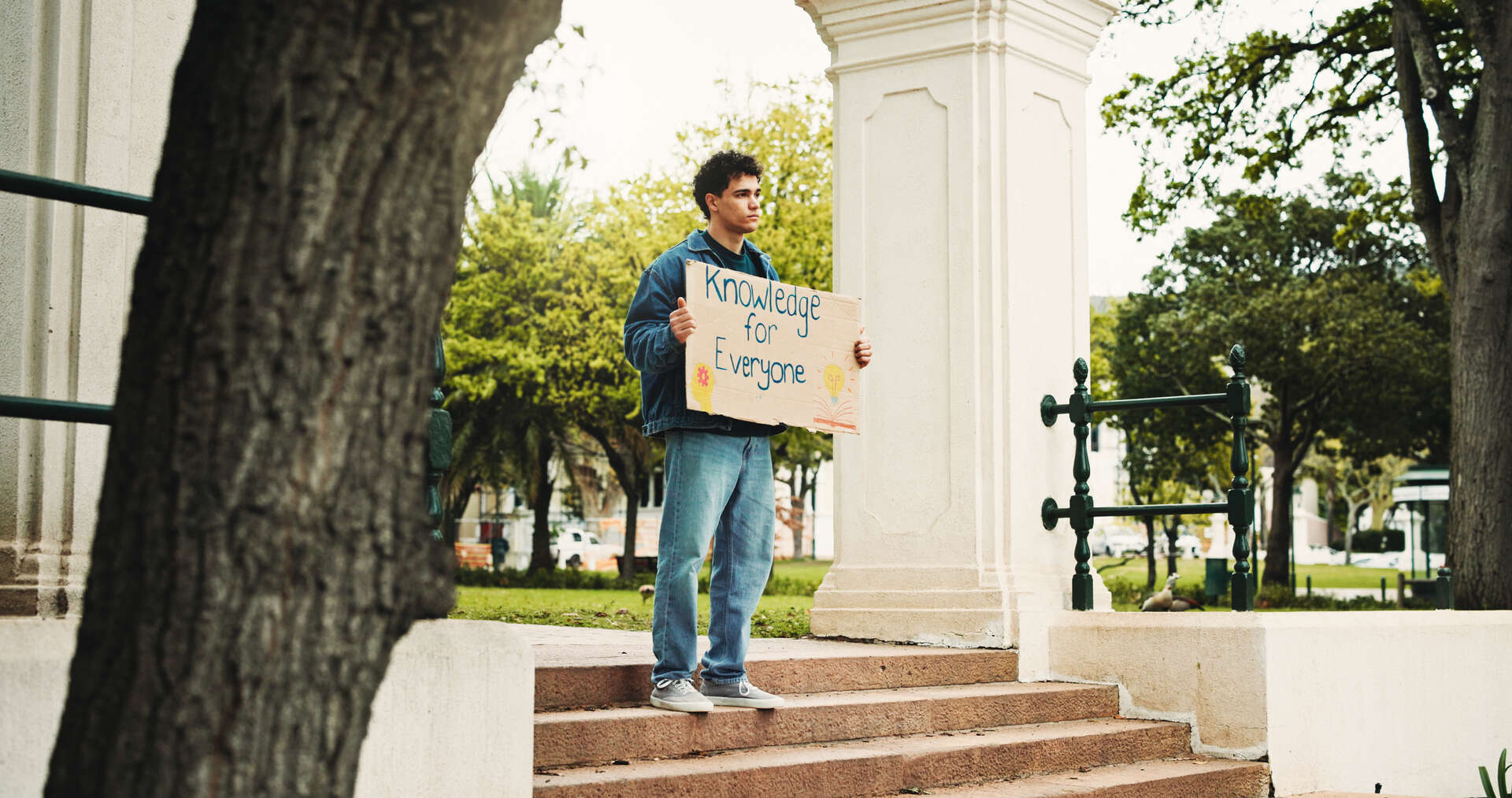 Mann med plakaten "knowledge for everyone"