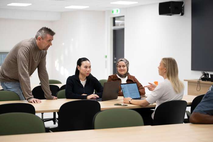 Bildet kan inneholde: møbler, stol, bord, interiørdesign, sitter.