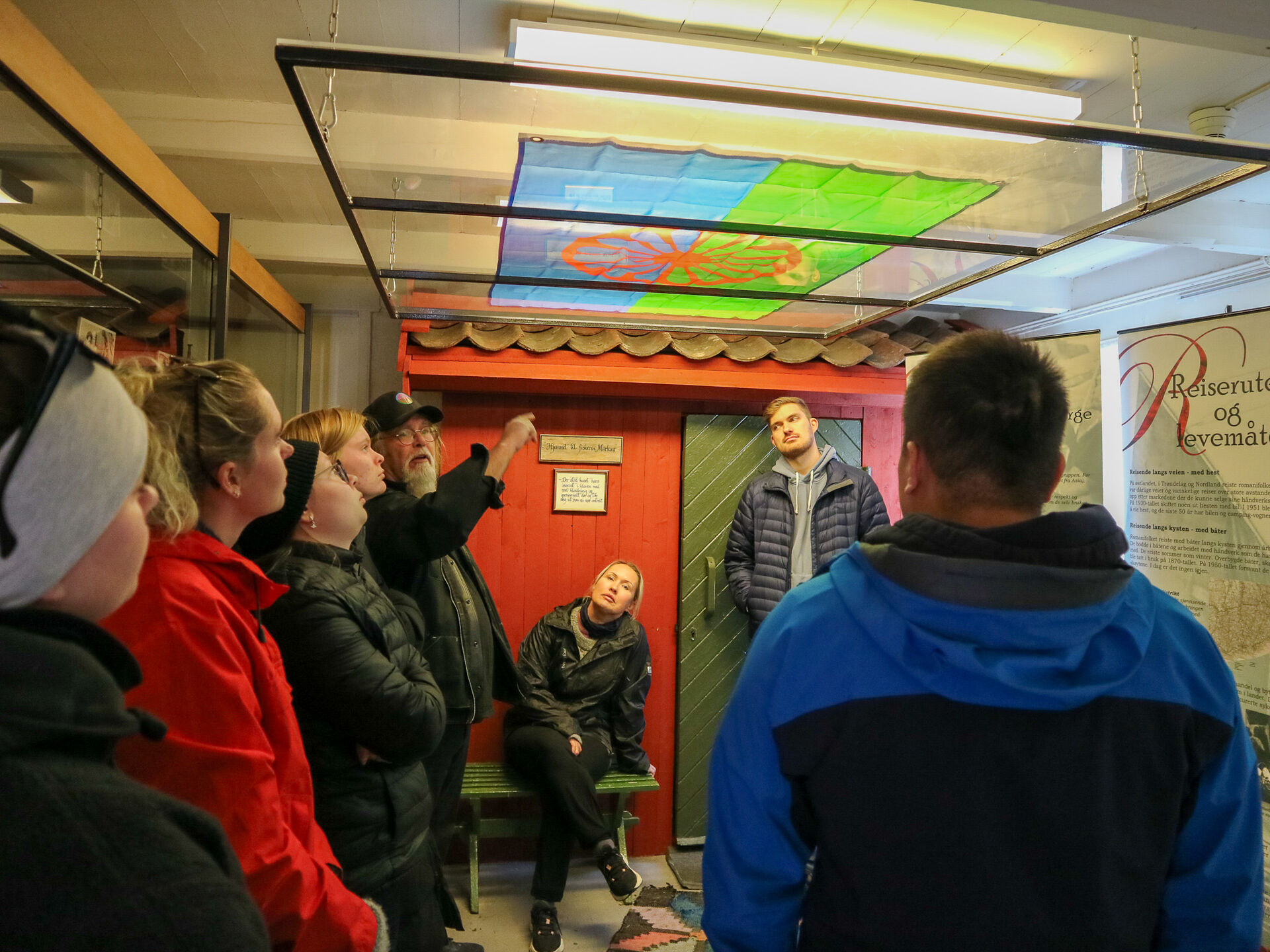 Studentgruppe blir vist rundt på museum