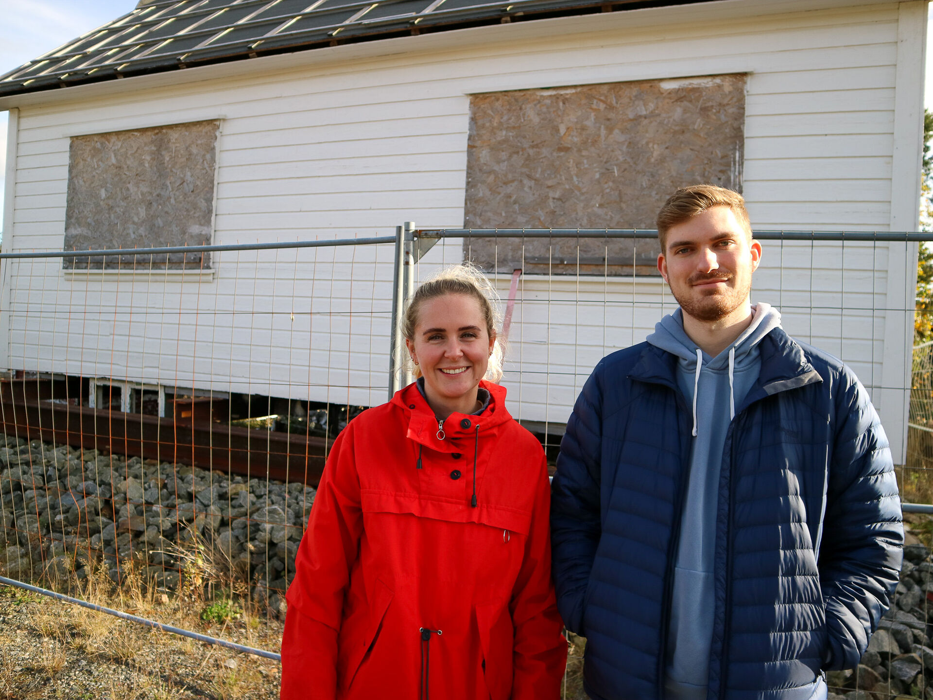 Susann Vågsvoll og Jonas Thompsen foran huset i Lillesand.
