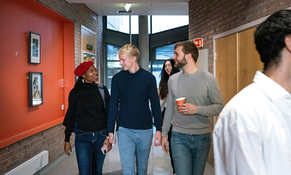 Tre studenter går i gang på campus