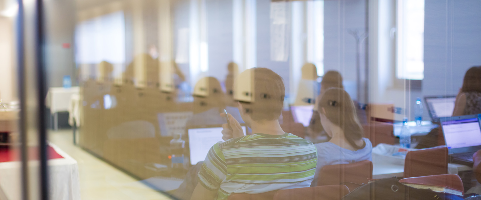 Undervisning sett gjennom et vindu, laptops