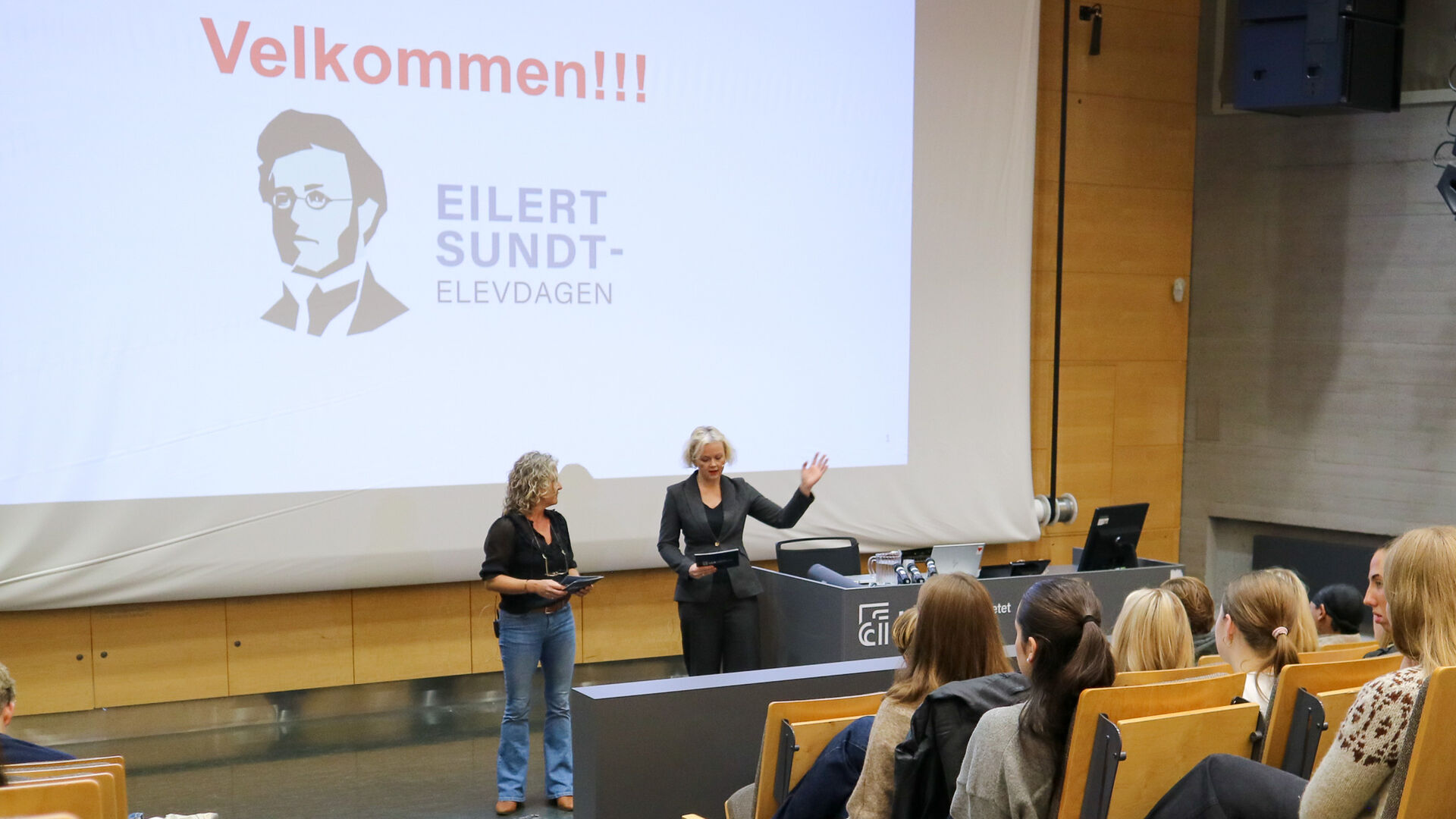 Lederne av prisen foran salen