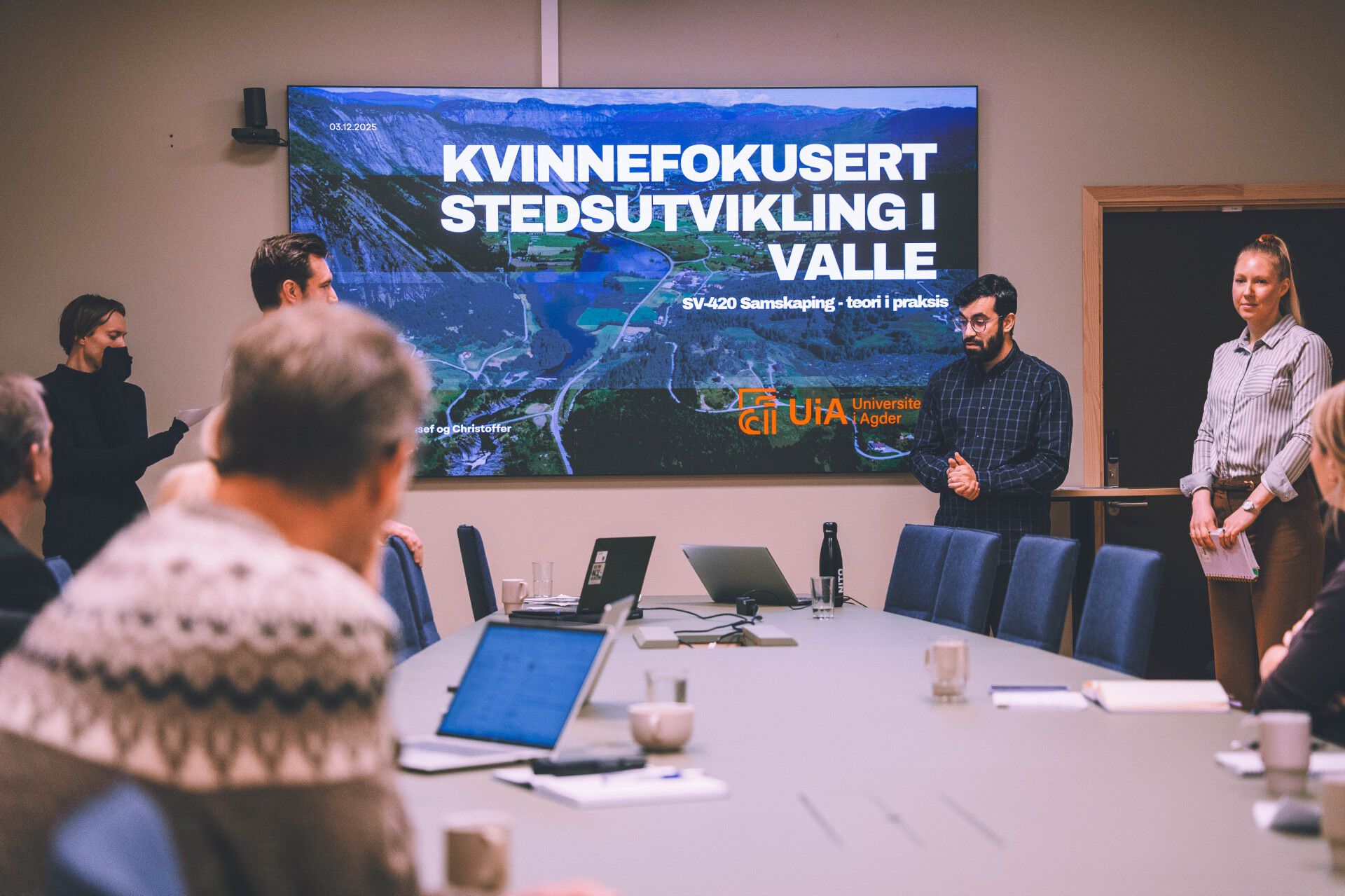 Bildet kan inneholde: møbler, elektronisk enhet, skjorte, jeans, samspill.