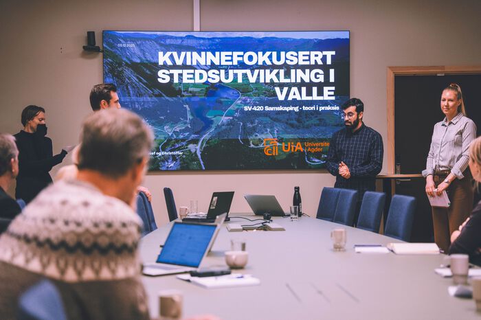 Bildet kan inneholde: møbler, elektronisk enhet, skjorte, jeans, samspill.