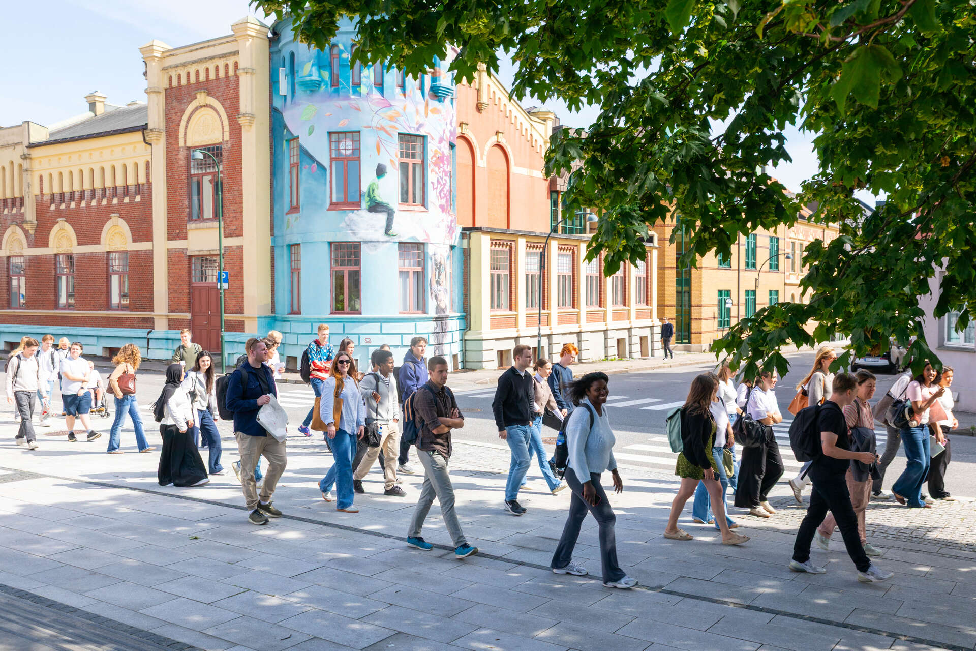 Studentgruppe gående i bysentrum