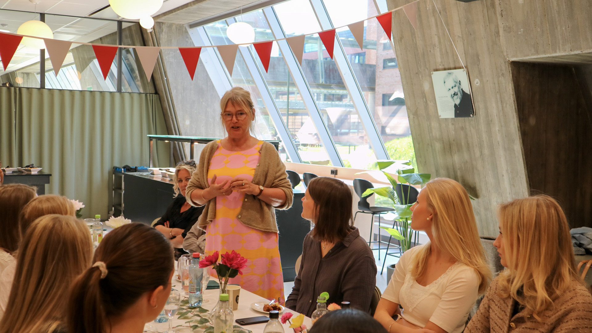 Forsamling sitter ved lunsjbord