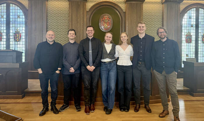 Bildet kan inneholde: smil, erme, stående, ansiktsuttrykk, interiørdesign.