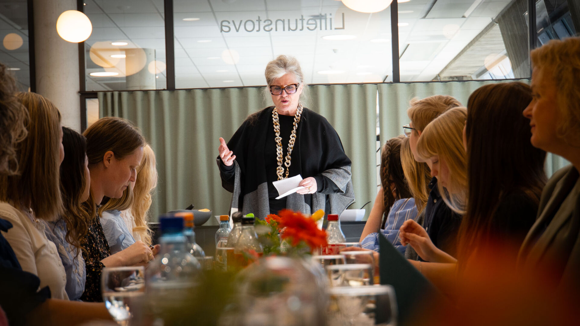 Anne Ryen snakker til elevene.