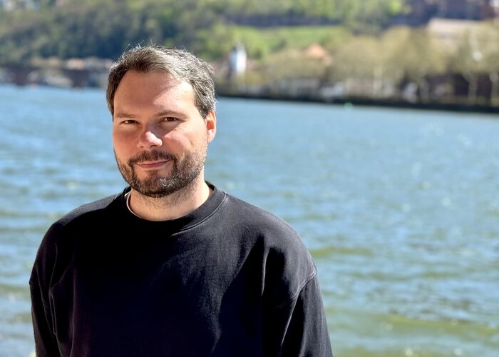 Bildet kan inneholde: person, hake, erme, ansiktshår, skjegg.