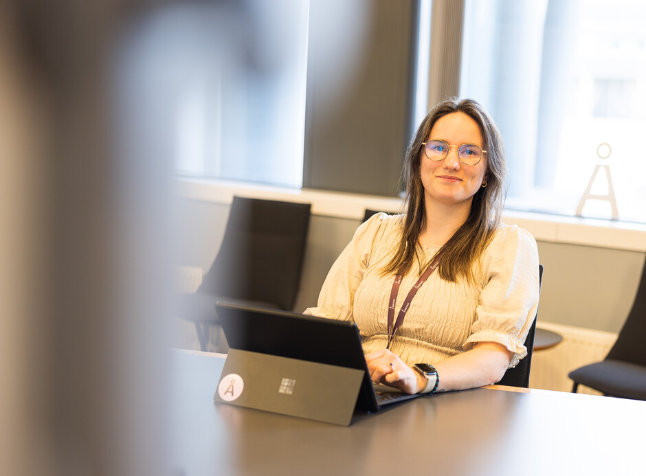 Kvinne sitter på et kontor med pc