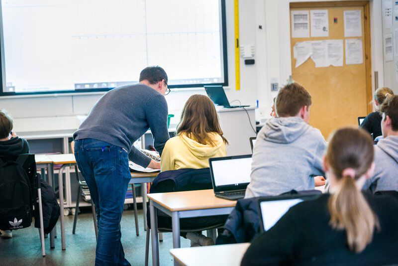 Illustrasjonsbilde av lærer i klasserom