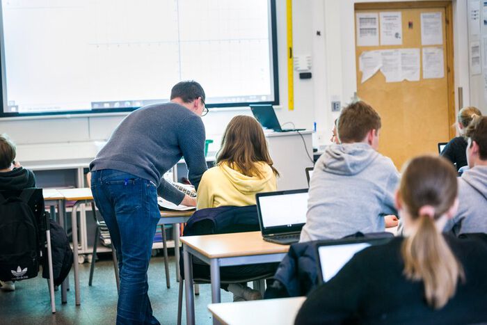Illustrasjonsbilde av lærer i klasserom