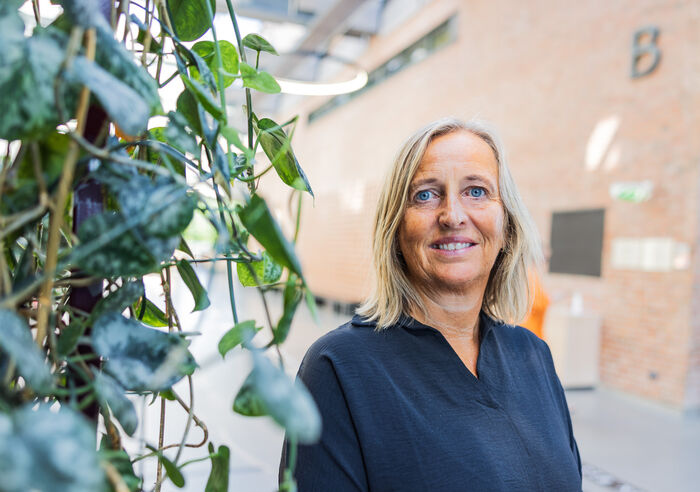 Bildet kan inneholde: smil, anlegg, lykkelig, briller, elektrisk blå.