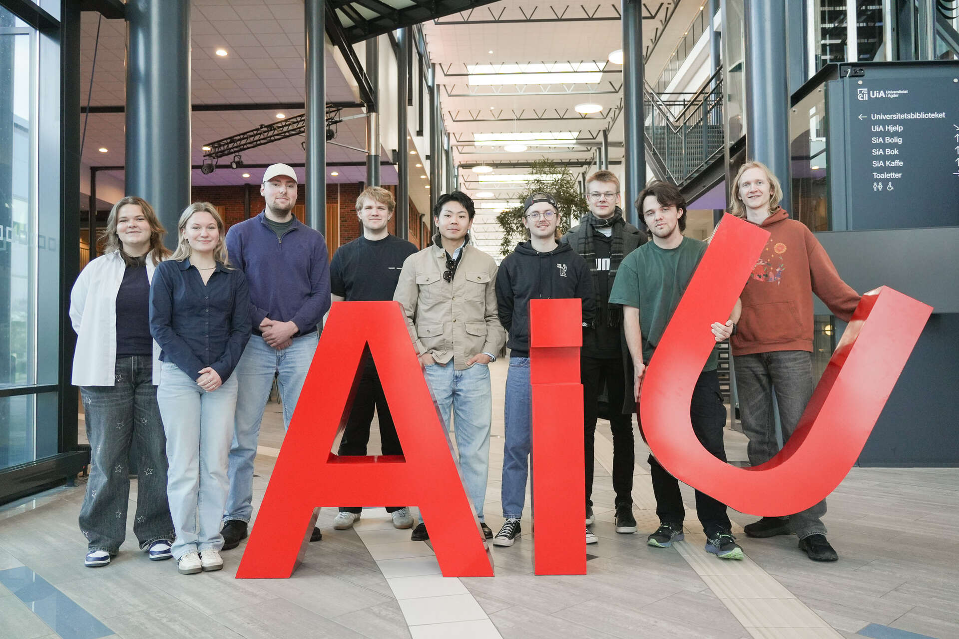 Photo of students with the UiA letters