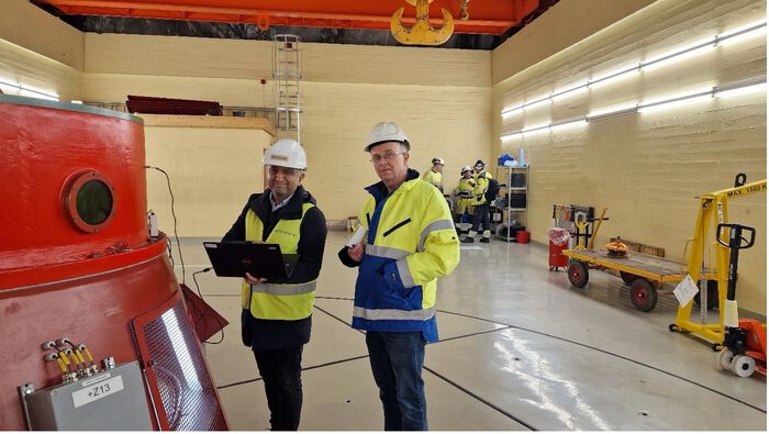 Bildet kan inneholde: synlighetsklær, hjelm, personlig verneutstyr, arbeidsklær, hjelm.
