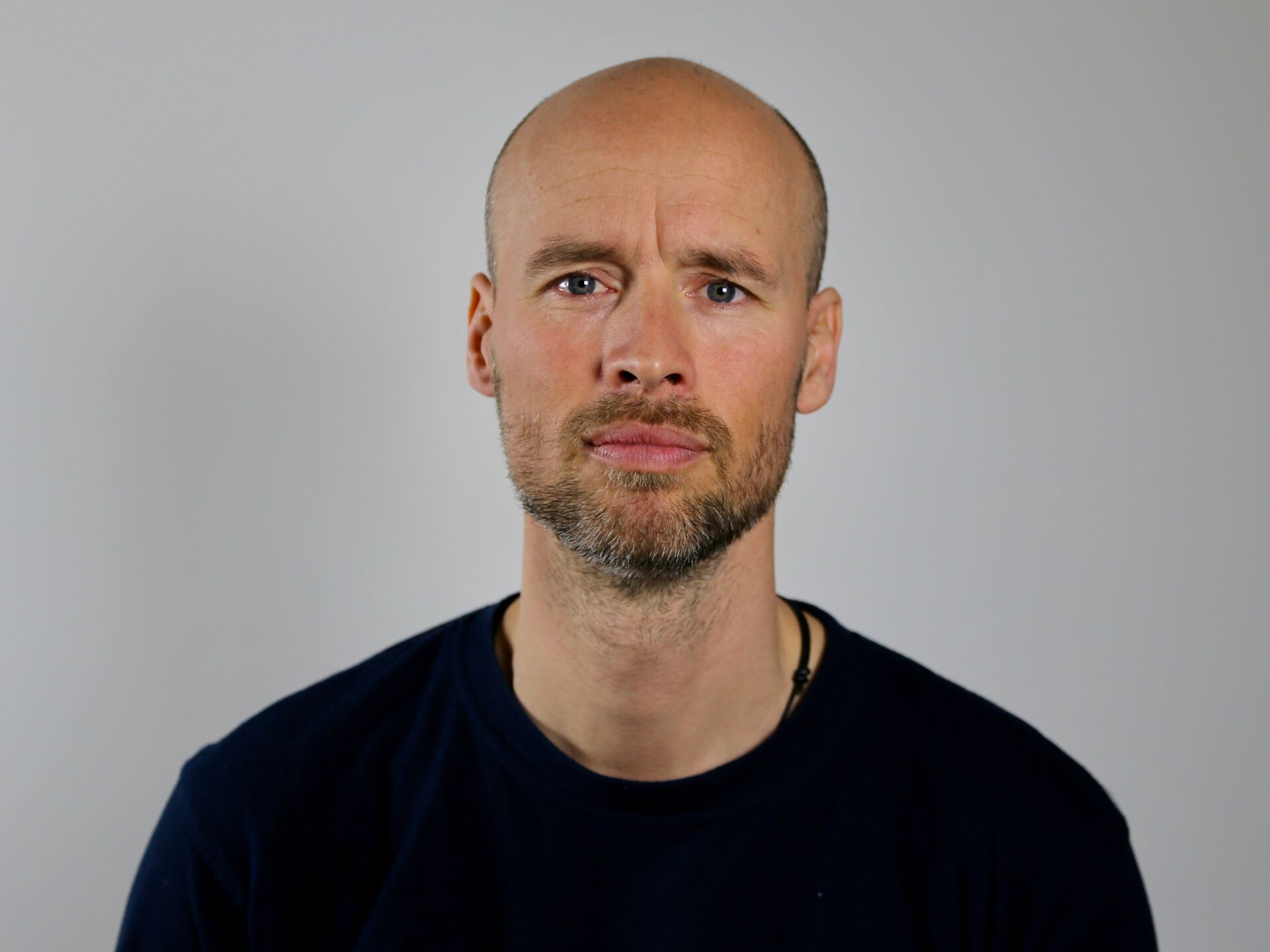 Bildet kan inneholde: person, ansiktshår, hake, kinn, øyenbryn.