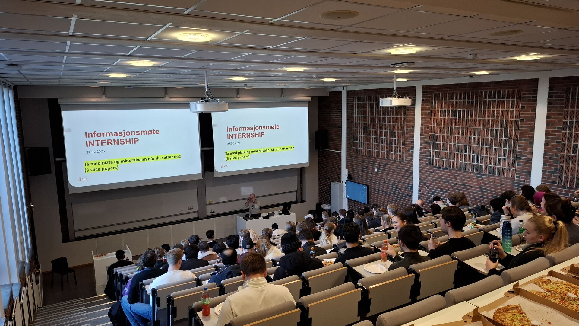 Bildet kan inneholde: møbler, elektronisk enhet, stol, teknologi, seminar.