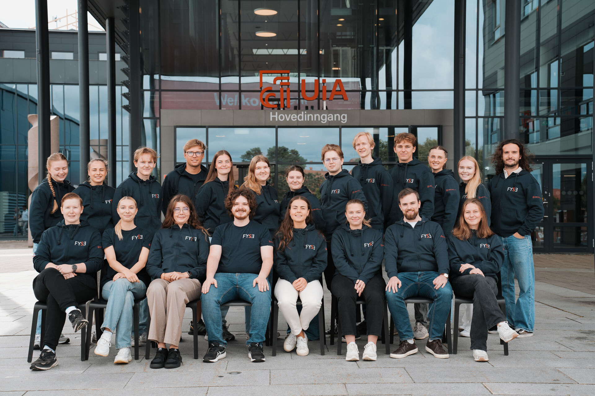 Bildet kan inneholde: fottøy, smil, mannskap, team, hendelse.