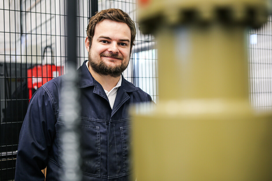 En student i en mekatronikklab