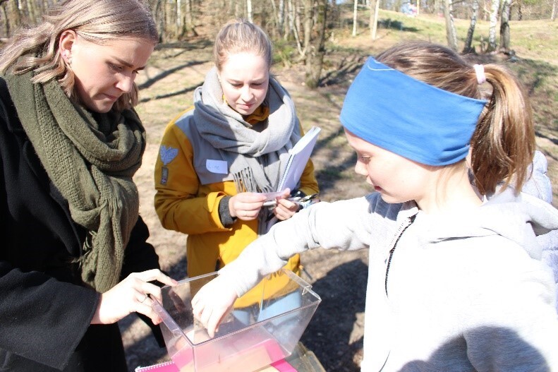 Elever og studenter i skogen