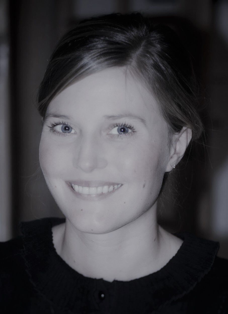 Bildet kan inneholde: klær, smil, fotografi, hake, kinn.