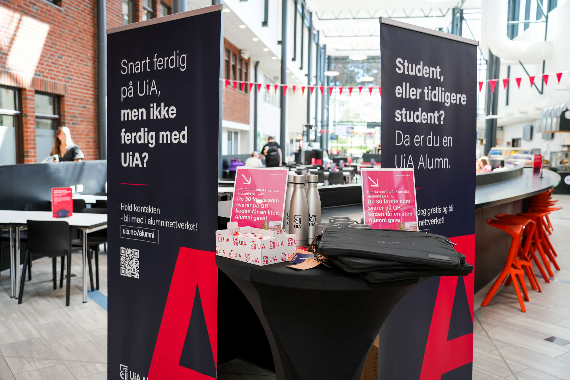 Bildet kan inneholde: stol, reklame.