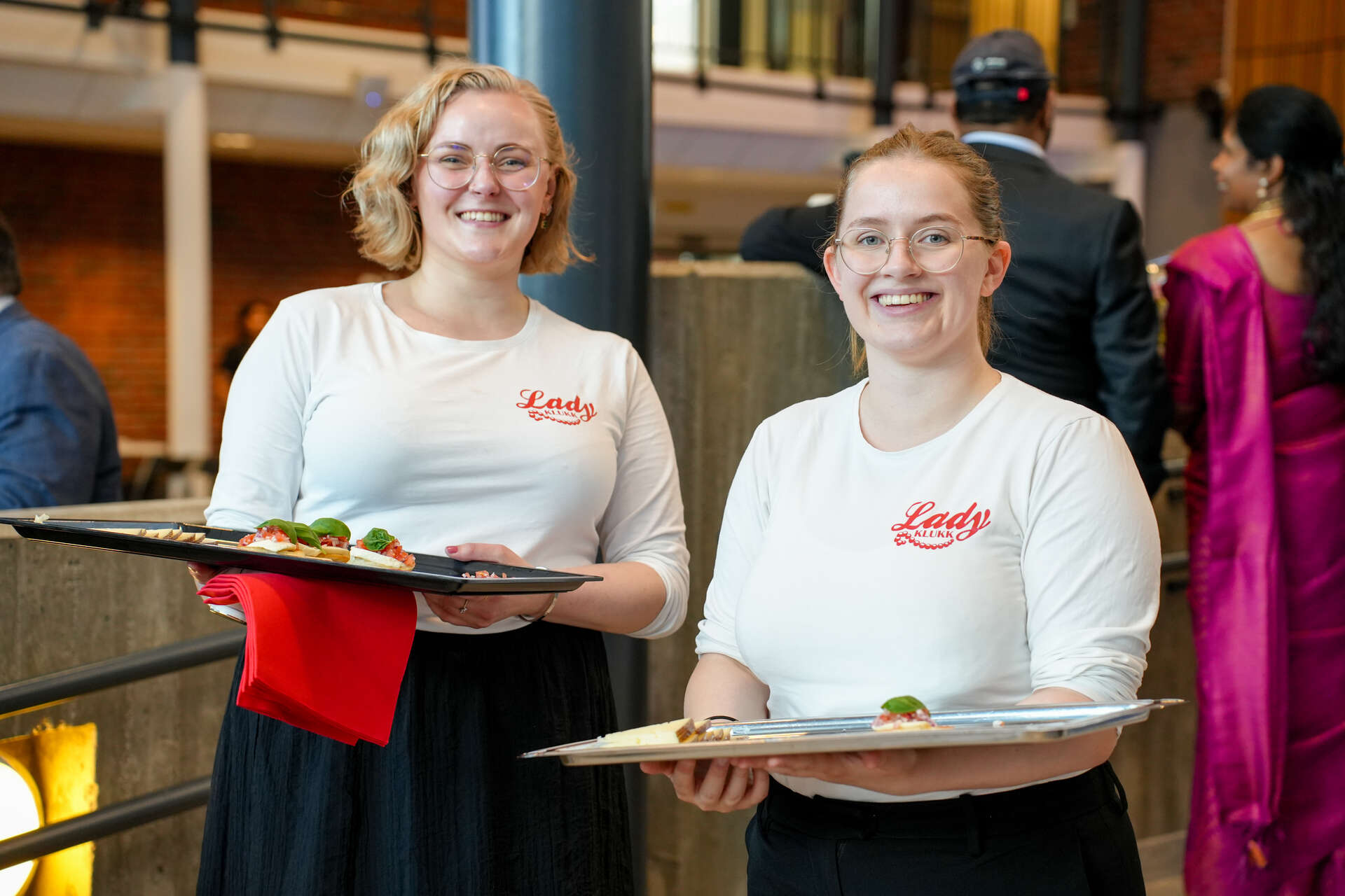 Bildet kan inneholde: smil, lykke, ansiktsuttrykk.
