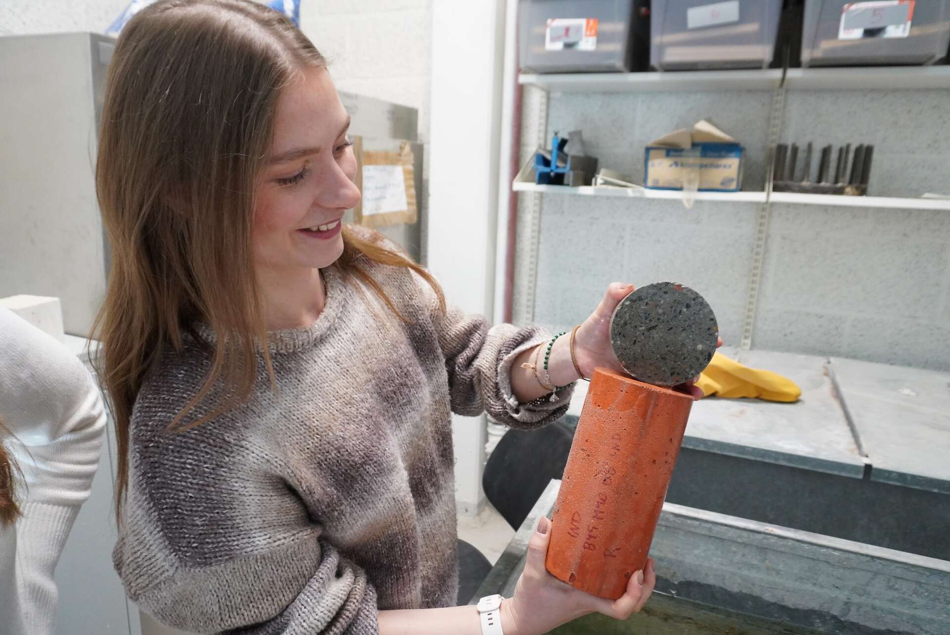 Student Amanda Arnesen viser frem en betongprøve fra masterprosjektet sitt.