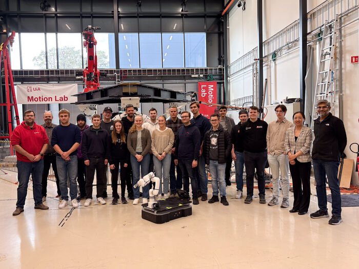 Bilde av gruppe foran stewartplattform.
