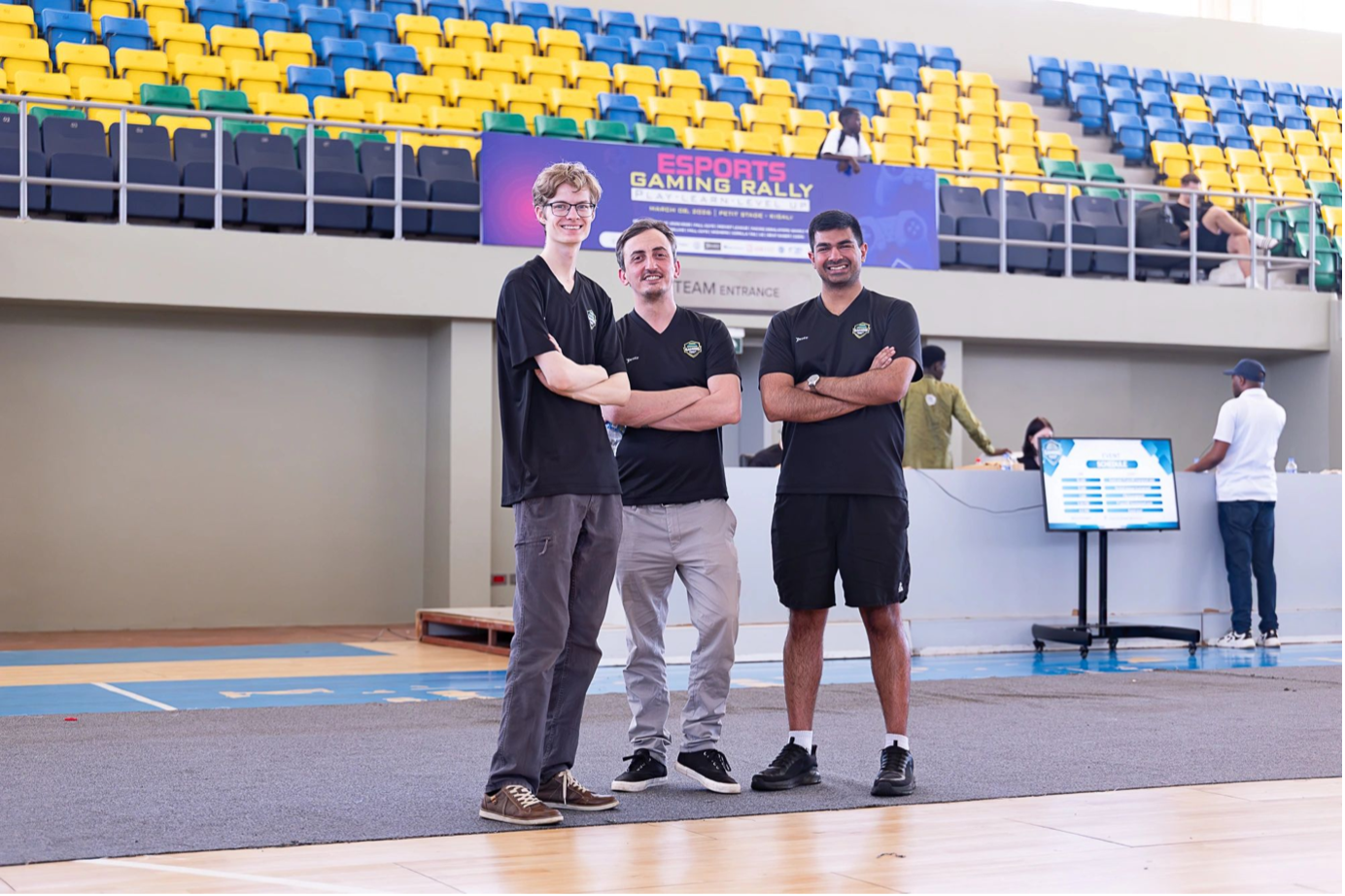 Bilde av tre studenter i en gymsal