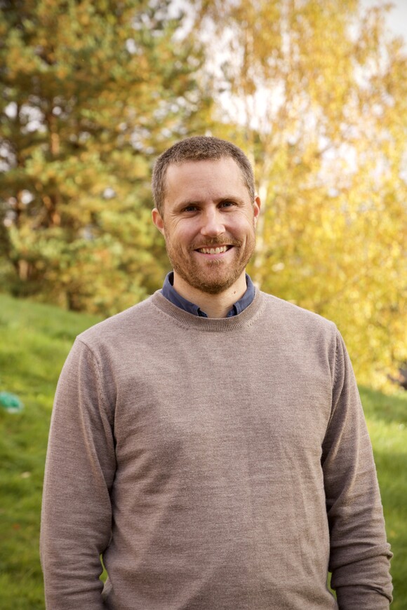 Bildet kan inneholde: smil, anlegg, skjegg, erme, mennesker i naturen.
