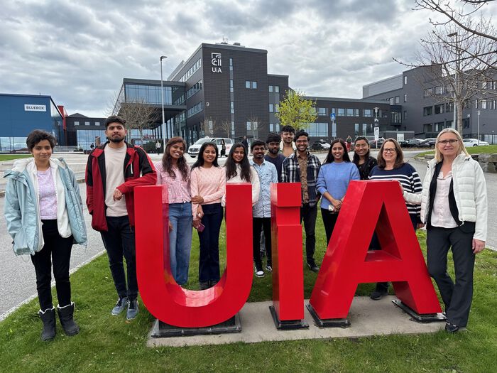 Bilde av indiske studenter ved UiA-bokstavene