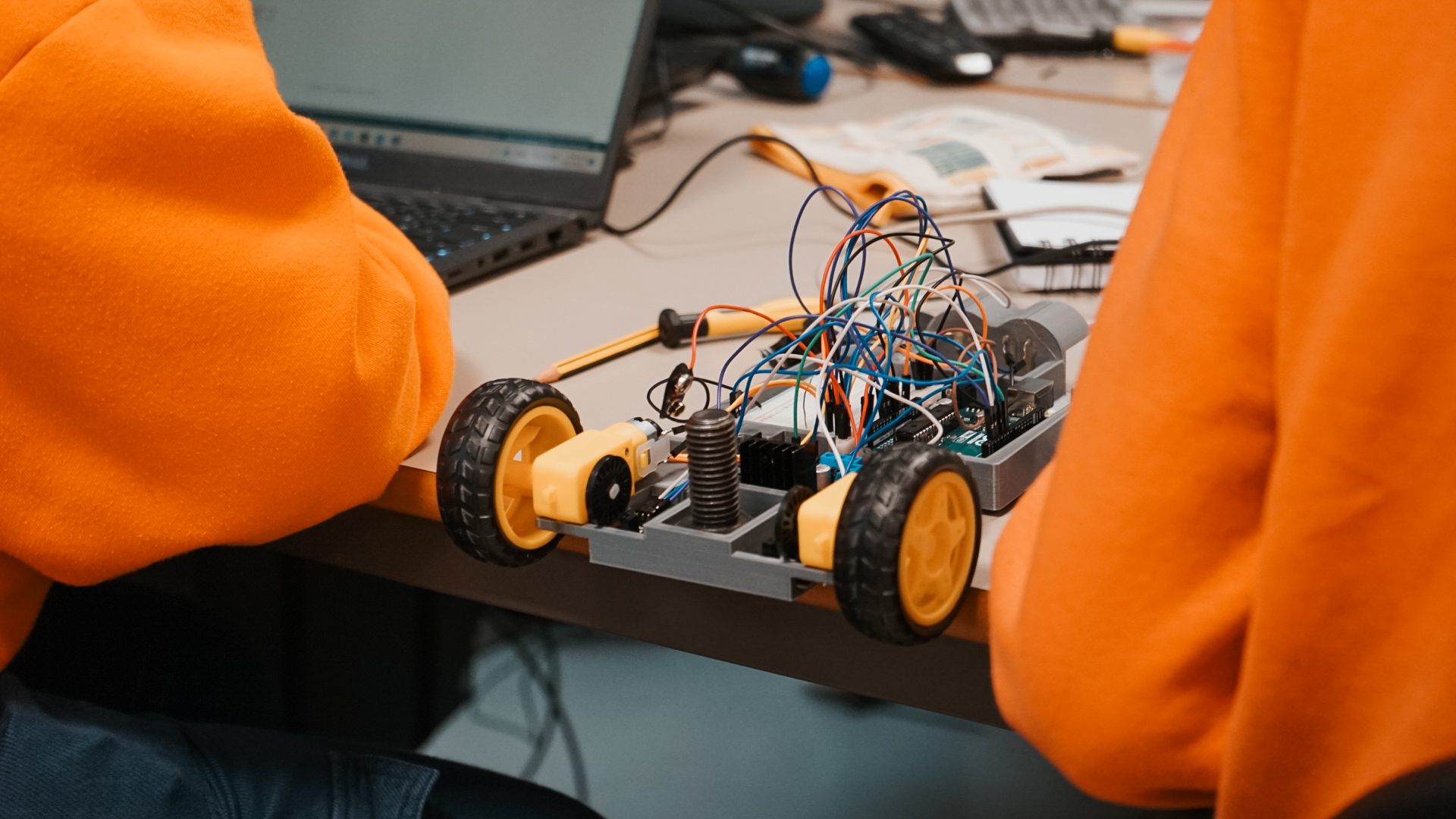 Bildet kan inneholde: laptop, oransje, datamaskin, elektroentreprenør, engineering.