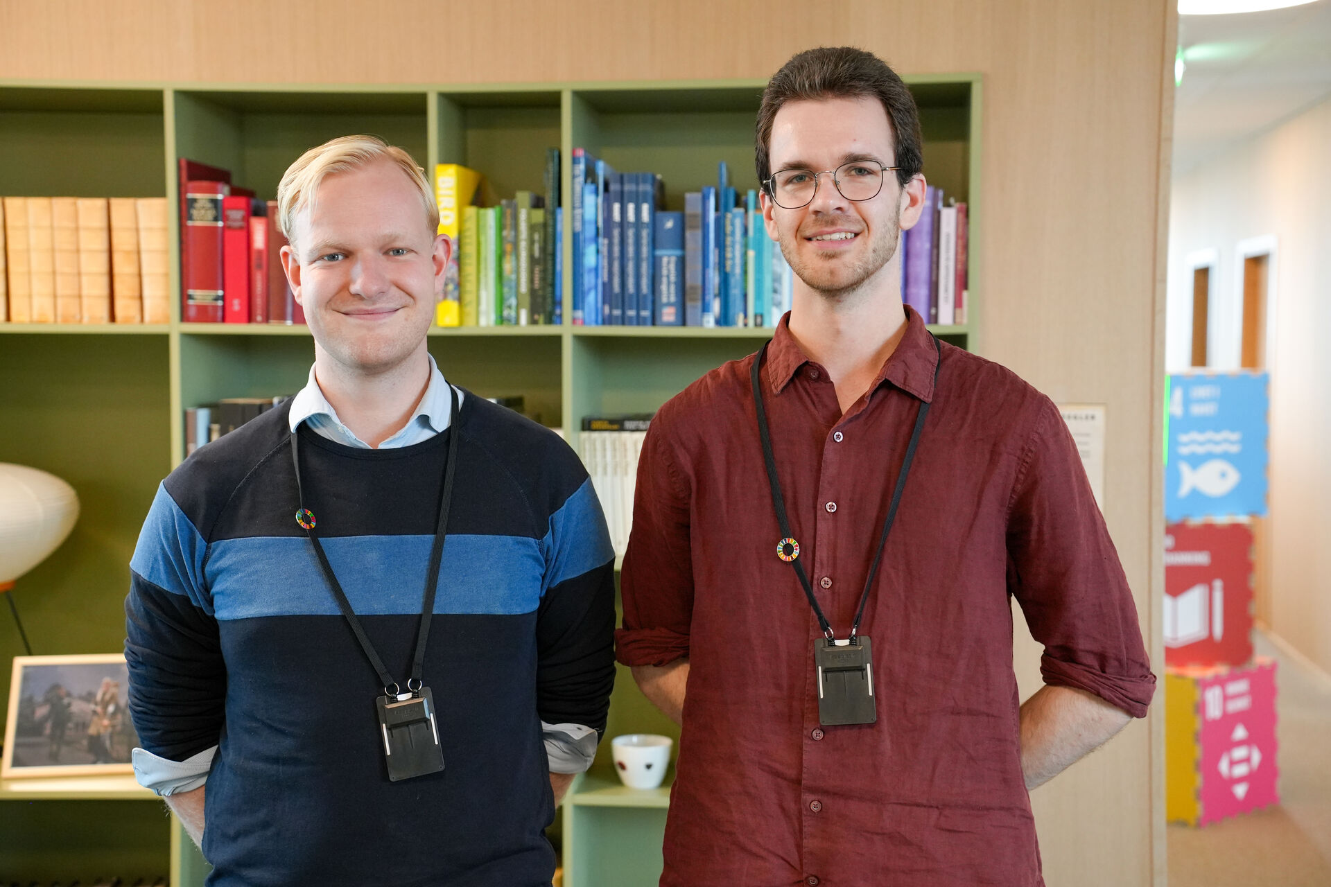 studenter smiler til kamera