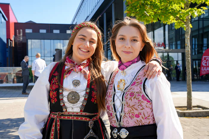 Bildet kan inneholde: jente, smil, briller. 