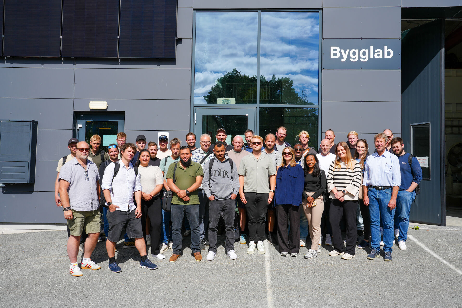 Bildet kan inneholde: fottøy, smil, folk, team, hendelse.