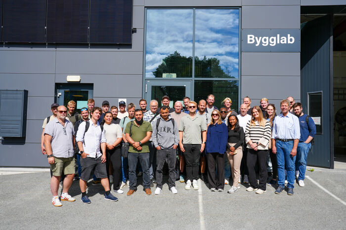 Bildet kan inneholde: fottøy, smil, folk, team, hendelse.