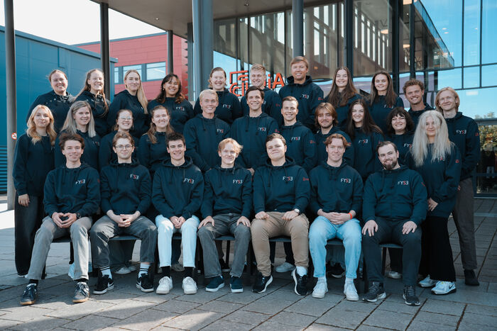 Bildet kan inneholde: fottøy, smil, mannskap, team, hendelse.