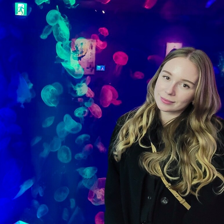 Kvinne i fiolett bakgrunn